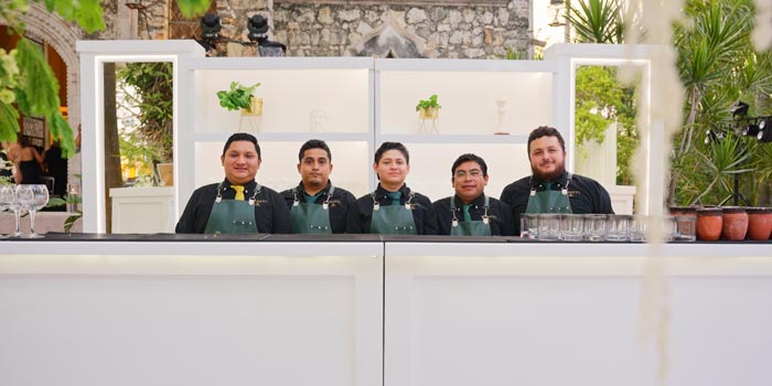 Bartenders de Tahiti Mixology. Bartenders de Tahiti Mixology.