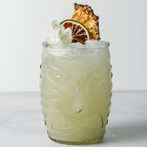 Preparación de bebidas de mixología on mezcal en Mérida Yucatán Fotografía de bebida de mixología con mezcal por Tahiti Mixology