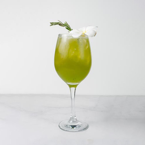 Preparación de mixología con gin and tonic por Tahiti Mixology en Mérida Yucatán Foto de bebidas de mixología con gin and tonic por Tahiti Mixology en Mérida Yucatán