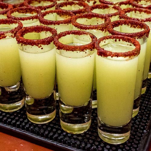 Preparación de shots de mixología por Tahiti Mixology en Mérida Yucatán Shots de mixología por Tahiti Mixólogy